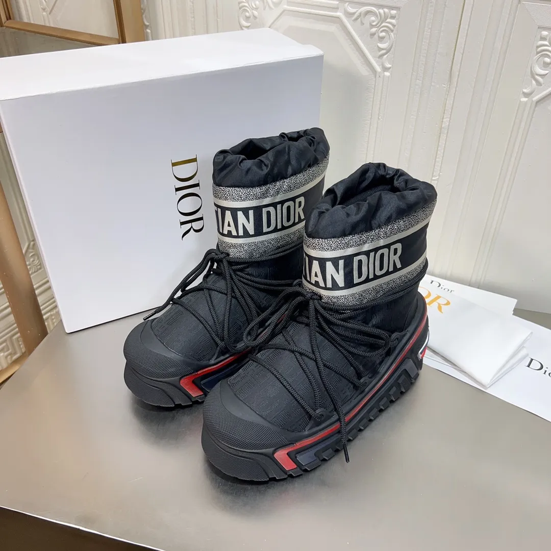 Men's shoes p600! The highest version on the market, Dior Dior's king style snow boots, ski boots, fat and cute, so cute →_→ from the DiorAlps limited series, unique. Shiny nylon Oblique print upper with criss-cross straps for an ideal fit. The technical fabric of the boot shaft, short-cut version, can be worn in the city or in the mountains. It makes the calf slimmer and taller, warm and concave. The boot shaft and sole are made of original waterproof padded lining. The embroidered fabric is original star ⭐ rubber non-slip thick sole and multi-module combination outsole. The size is 35-40. 41Customized